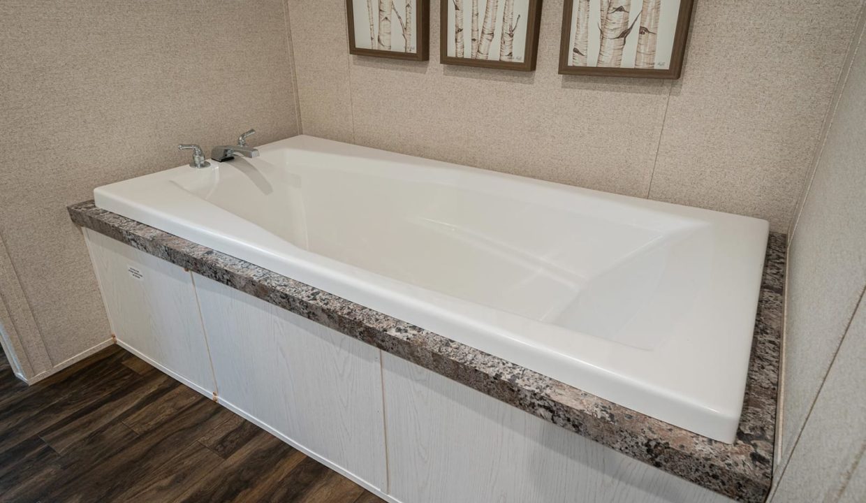 NM-3260F-Master-Bath-7