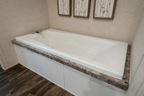 NM-3260F-Master-Bath-7